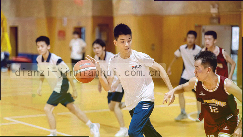 比赛开始瞬间的现场灯光与屏幕倒影